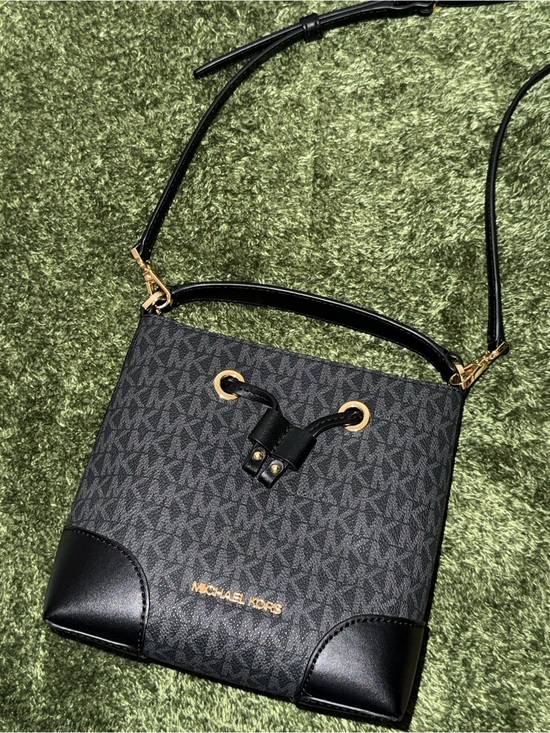 Michael Kors Handbags - Michael Kors Bucket Bag